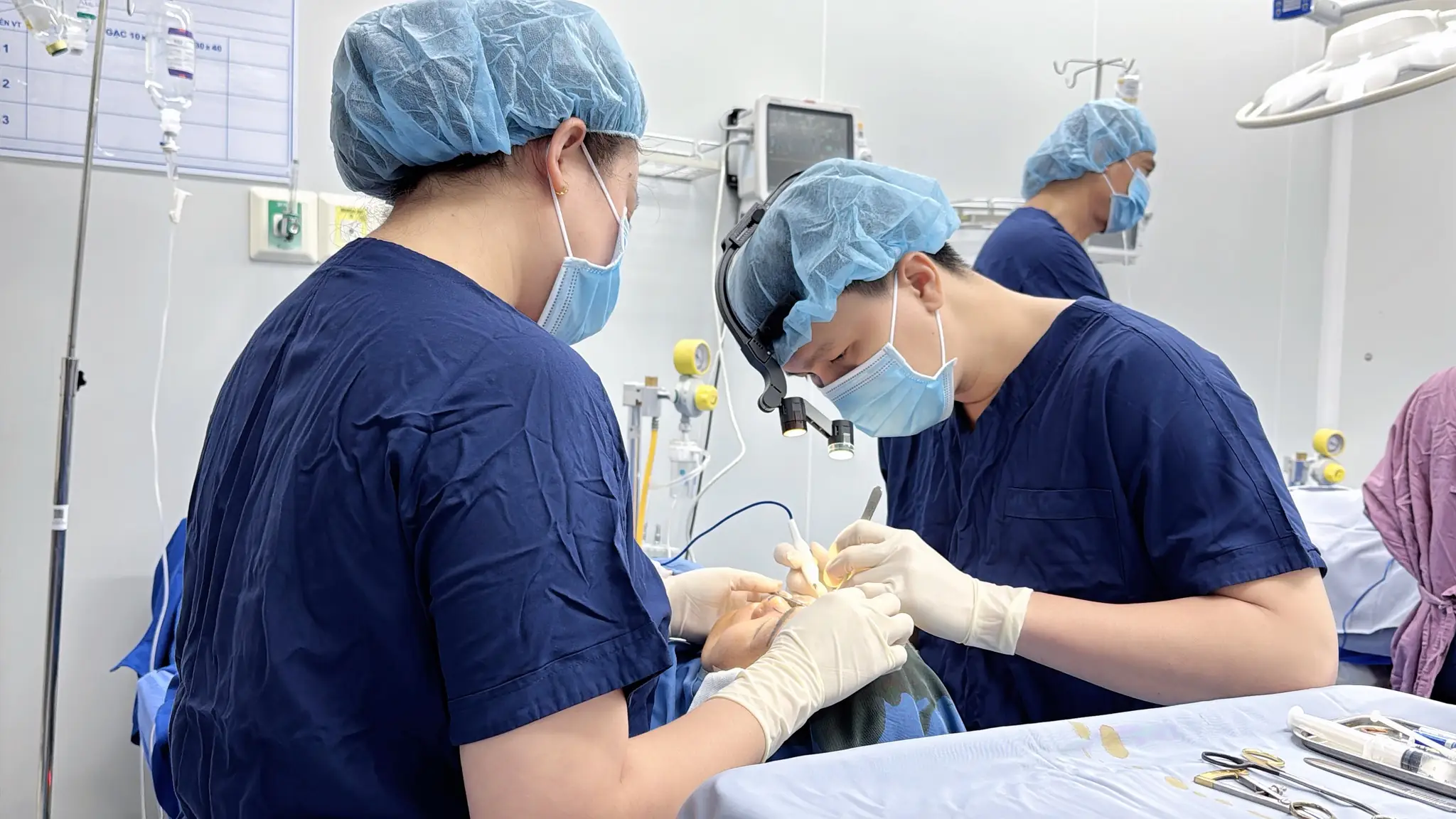 Tiến hành tiểu phẫu nâng cung chân mày