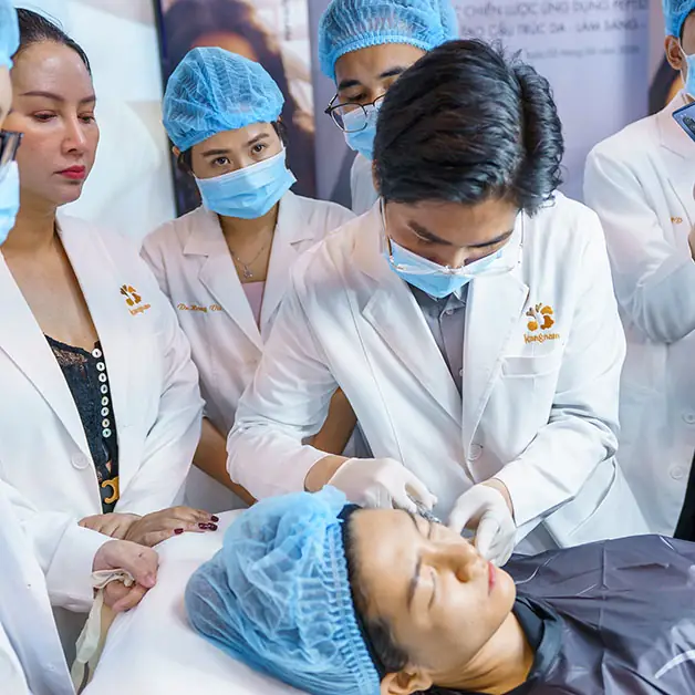 Bác sĩ da liễu có chuyên môn trực tiếp thực hiện