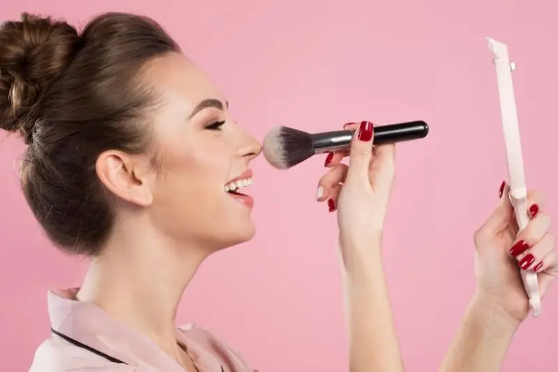 Hạn chế dùng mỹ phẩm