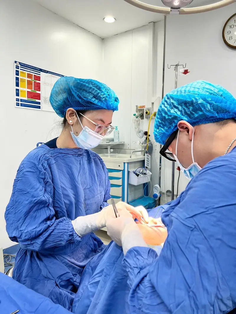 Đội ngũ bác sĩ chuyên khoa nhiều kinh nghiệm thực hiện tiểu phẫu cho khách hàng