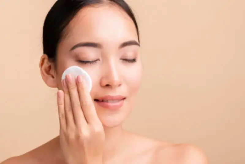 Vệ sinh da mặt nhẹ nhàng và tránh tác động mạnh vào da