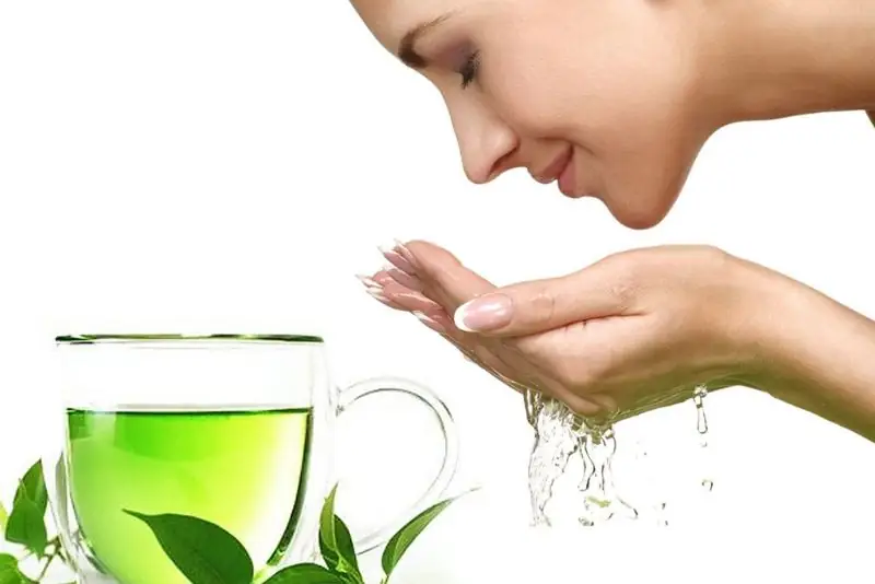 Rửa mặt bằng trà xanh giúp kiểm soát dầu nhờn trên da
