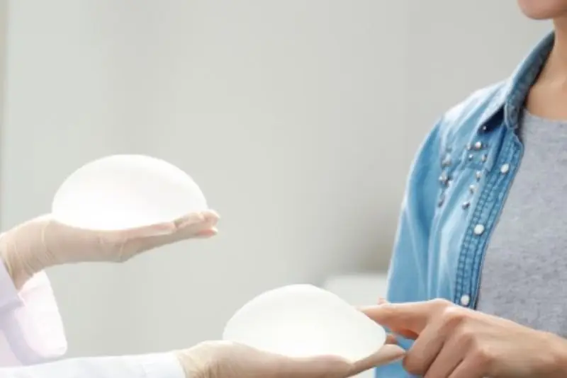 Lớp vỏ gồm Barrier chống thấm, giúp ngăn rò rỉ gel silicone ra bên ngoài