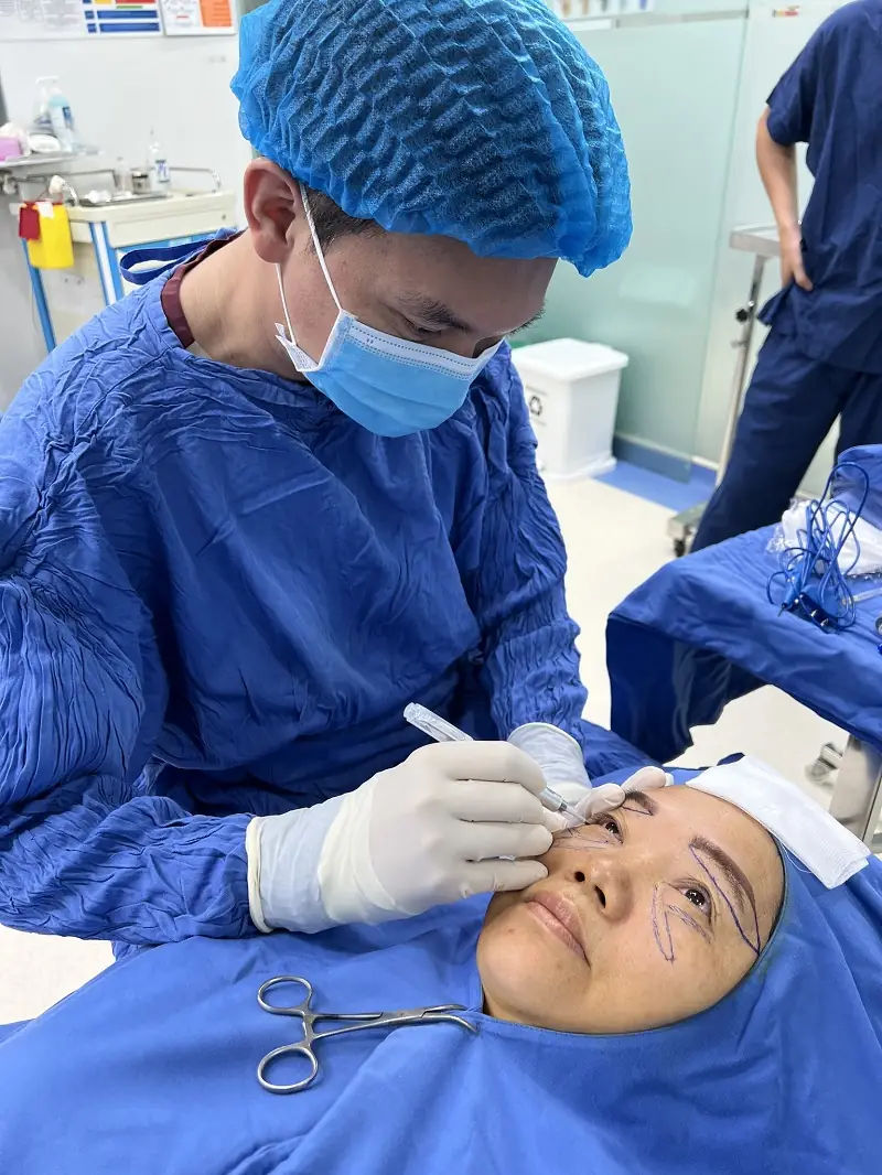 Bác sĩ cắt mí chính xác sẽ giúp khách hàng sở hữu đôi mắt cân đối, tự nhiên