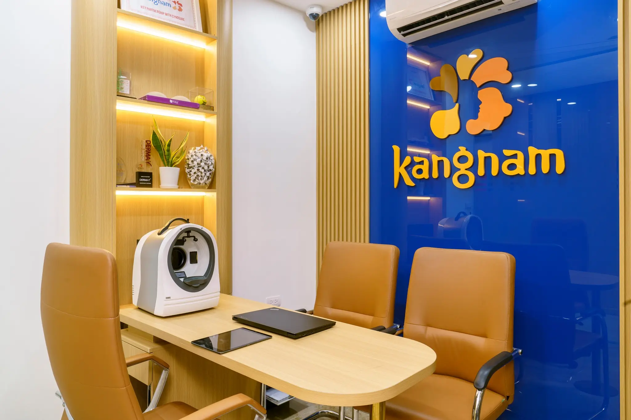 Phòng thăm khám và máy soi da thế hệ mới