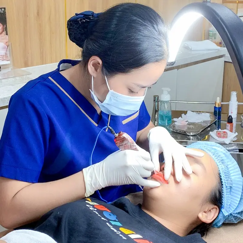 Kỹ thuật viên sẽ dùng dụng cụ chuyên dụng để đi màu