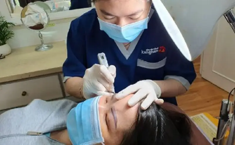 Kỹ thuật viên có chuyên môn sẽ giúp tạo dáng mày cân đối, tự nhiên