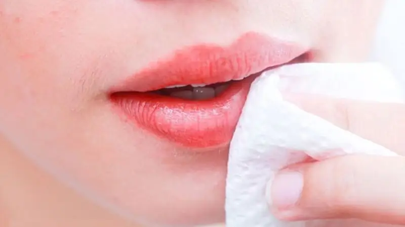 Vệ sinh môi sạch sẽ hàng ngày