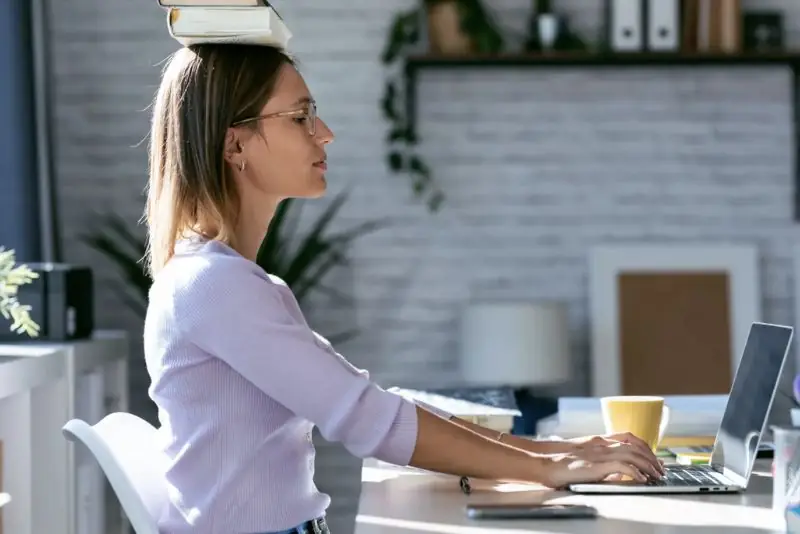 Duy trì đúng tư thế để giảm đau lưng sau nâng ngực