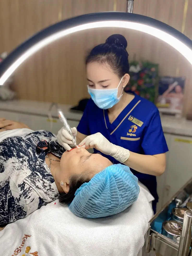 Tay nghề kỹ thuật viên khéo léo, đi màu chính xác giúp màu môi giữ được lâu dài