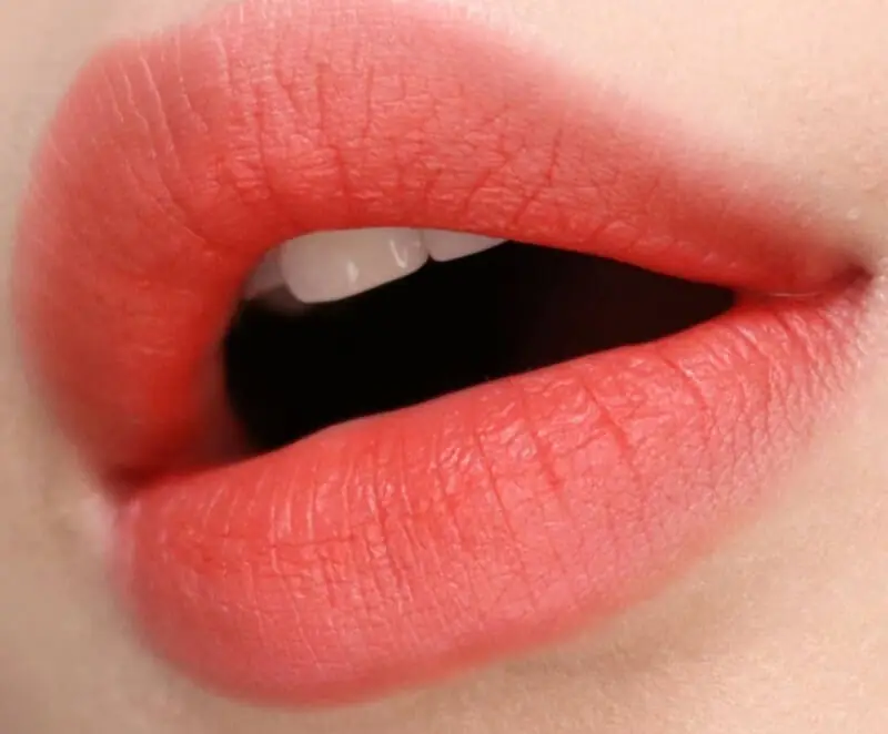 Màu đỏ san hô tươi trẻ, phù hợp với nhiều tông da