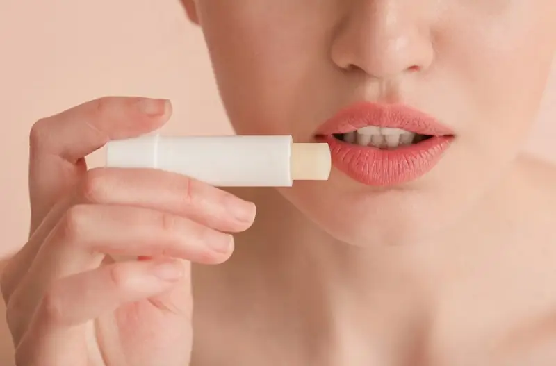 Thoa son dưỡng đều đặn giúp môi lên màu chuẩn