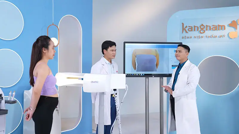 Thăm khám kỹ cho khách hàng trước khi nâng ngực