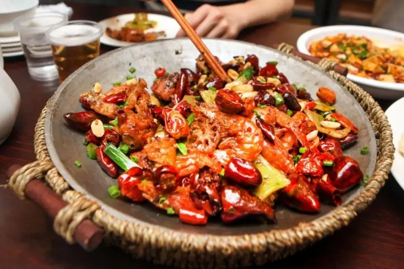 Tránh đồ ăn cay nóng vì có thể làm thâm mụn lâu mờ