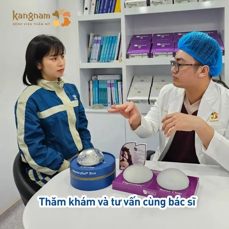 Khách hàng nghe tư vấn từ bác sĩ để chọn túi ngực phù hợp và an toàn