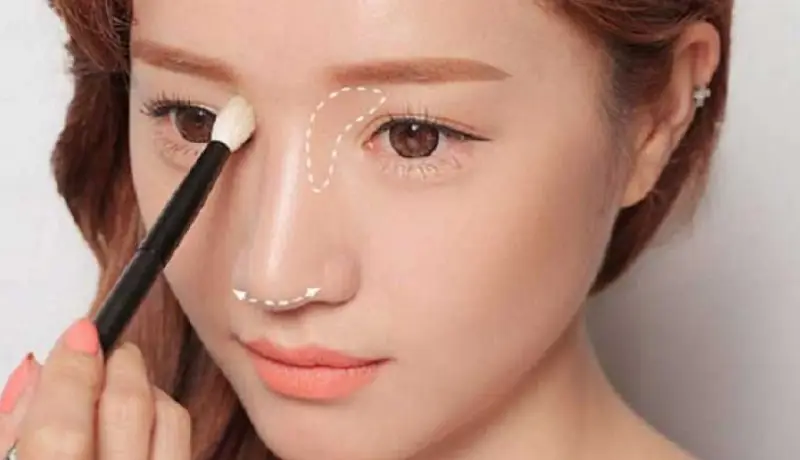 Tránh trang điểm quá sớm sau căng chỉ mũi