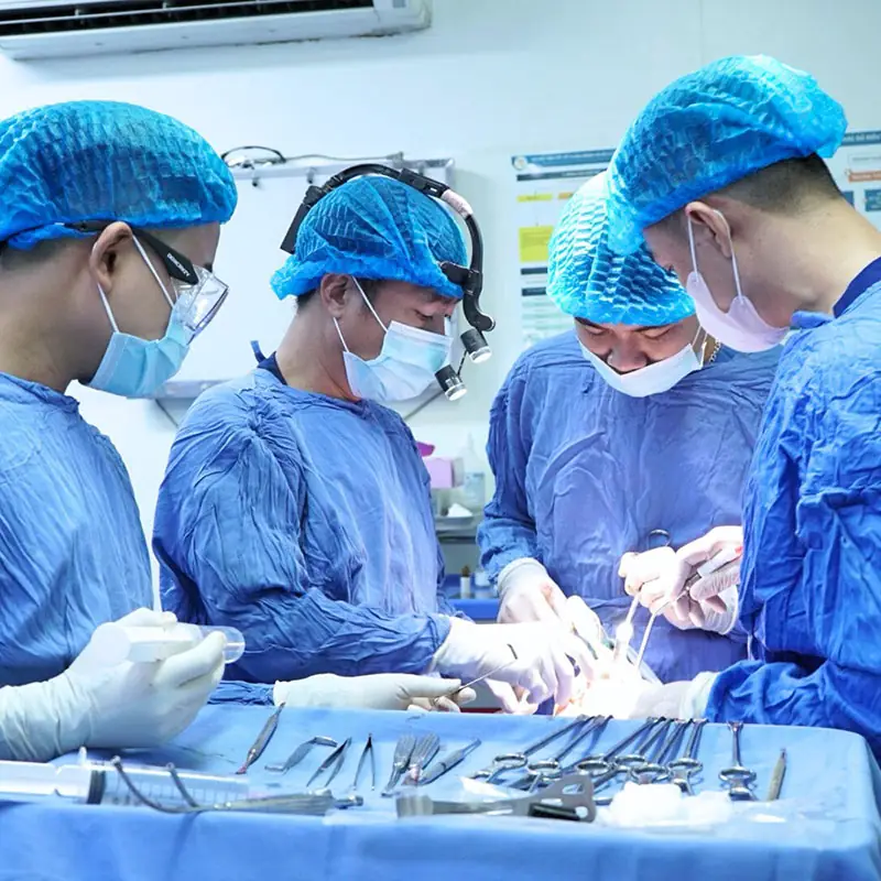 Ekip bác sĩ chuyên khoa trực tiếp phẫu thuật