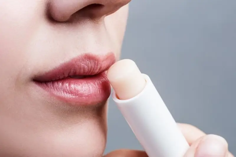 Dưỡng môi bằng son dưỡng ẩm