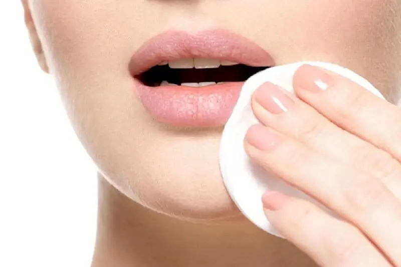 Vệ sinh môi sạch sẽ bằng nước muối sinh lý