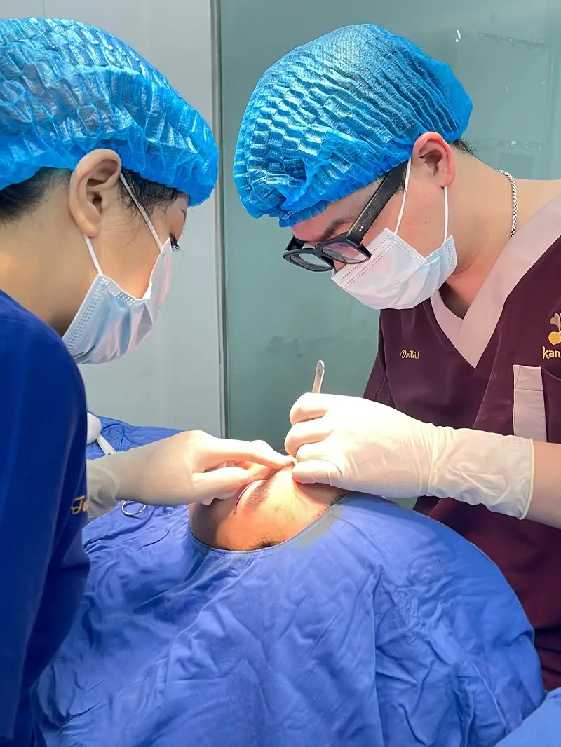 Bác sĩ thực hiện mở góc mắt cho khách hàng