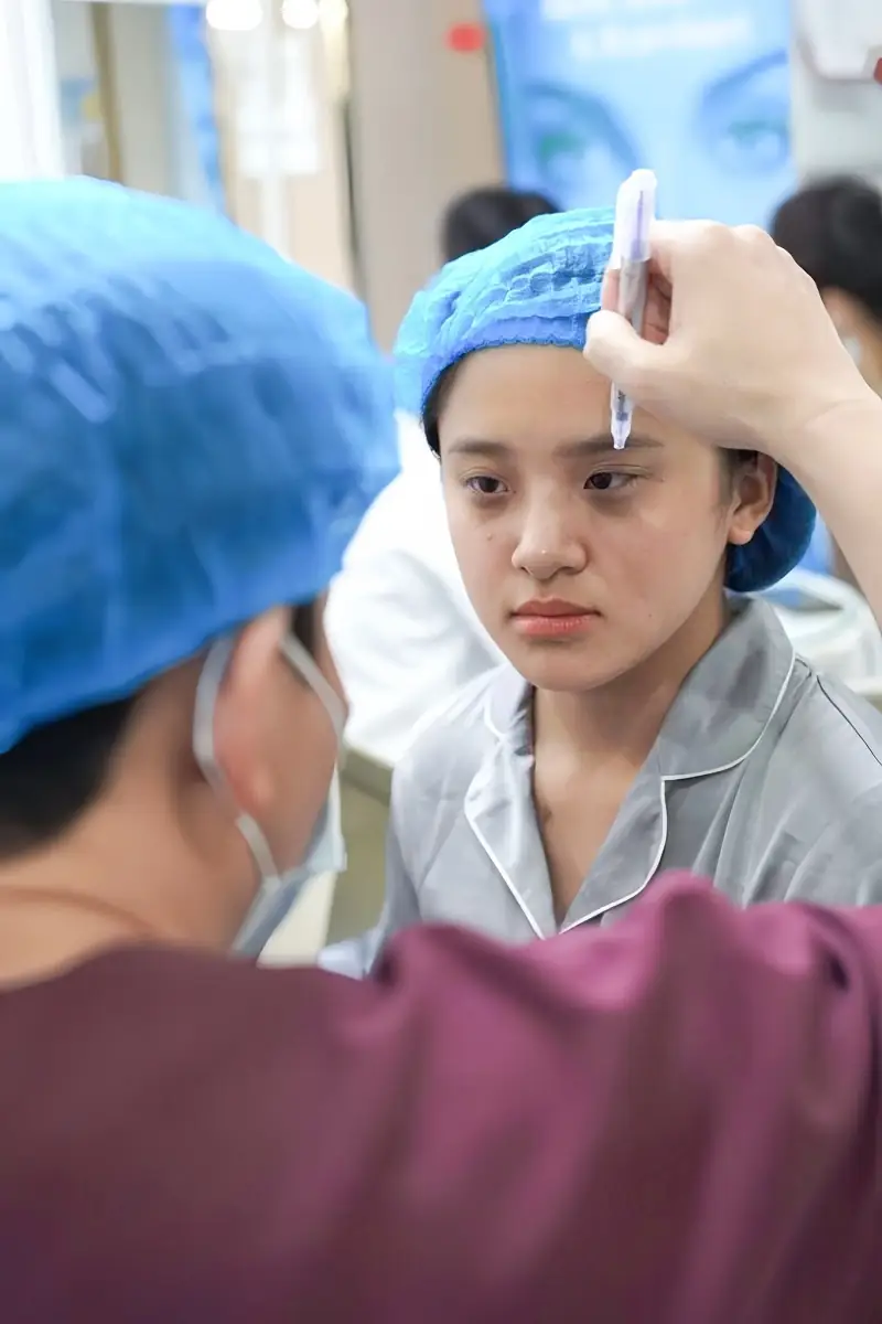 Bác sĩ thăm khám và đánh giá tình trạng mặt