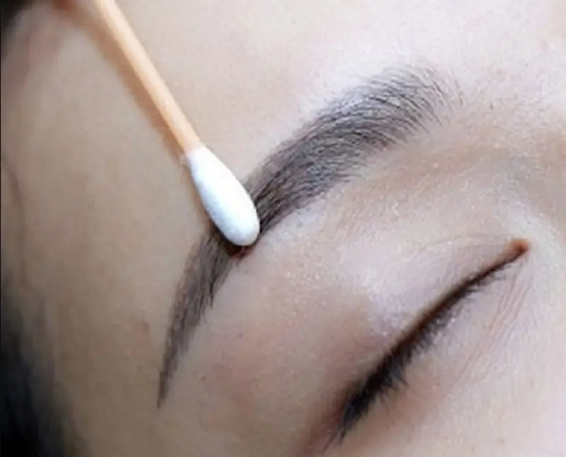 Nên vệ sinh lông mày sạch sẽ sau điêu khắc