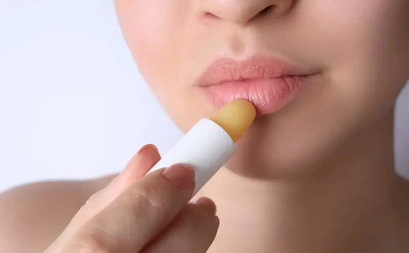 Thoa son dưỡng giúp cung cấp độ ẩm cho môi