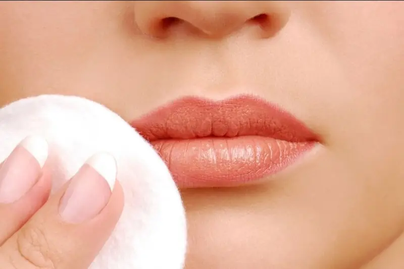 Vệ sinh môi sạch sẽ hàng ngày bằng nước muối sinh lý