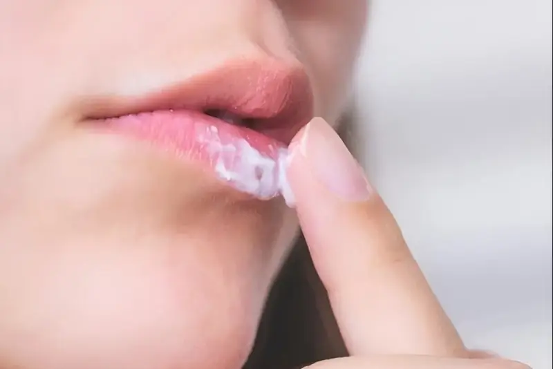 Thoa son dưỡng theo chỉ định của kỹ thuật viên