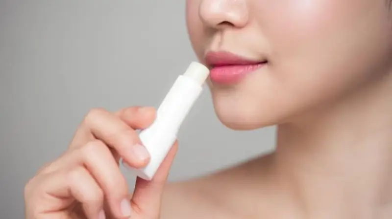 Thoa son dưỡng lên môi đều đặn