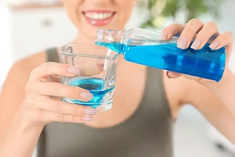 Dùng nước súc miệng
