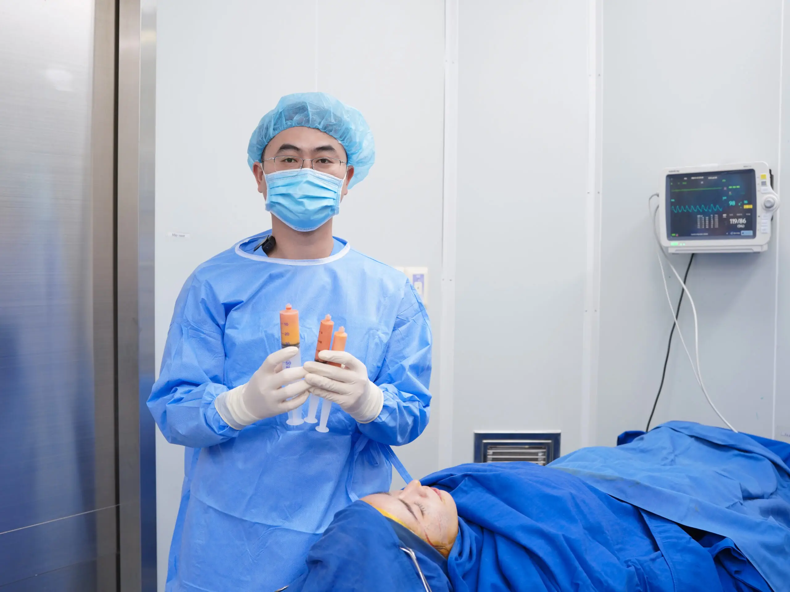 Mỡ tự thân sau khi được chiết tách và lựa chọn tế bào mỡ khỏe mạnh sẽ được bác sĩ cấy vào mặt của khách hàng