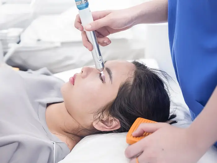 Chiếu tia Plasma lạnh giúp làm dịu vết thương và giảm sưng nề tức thì.
