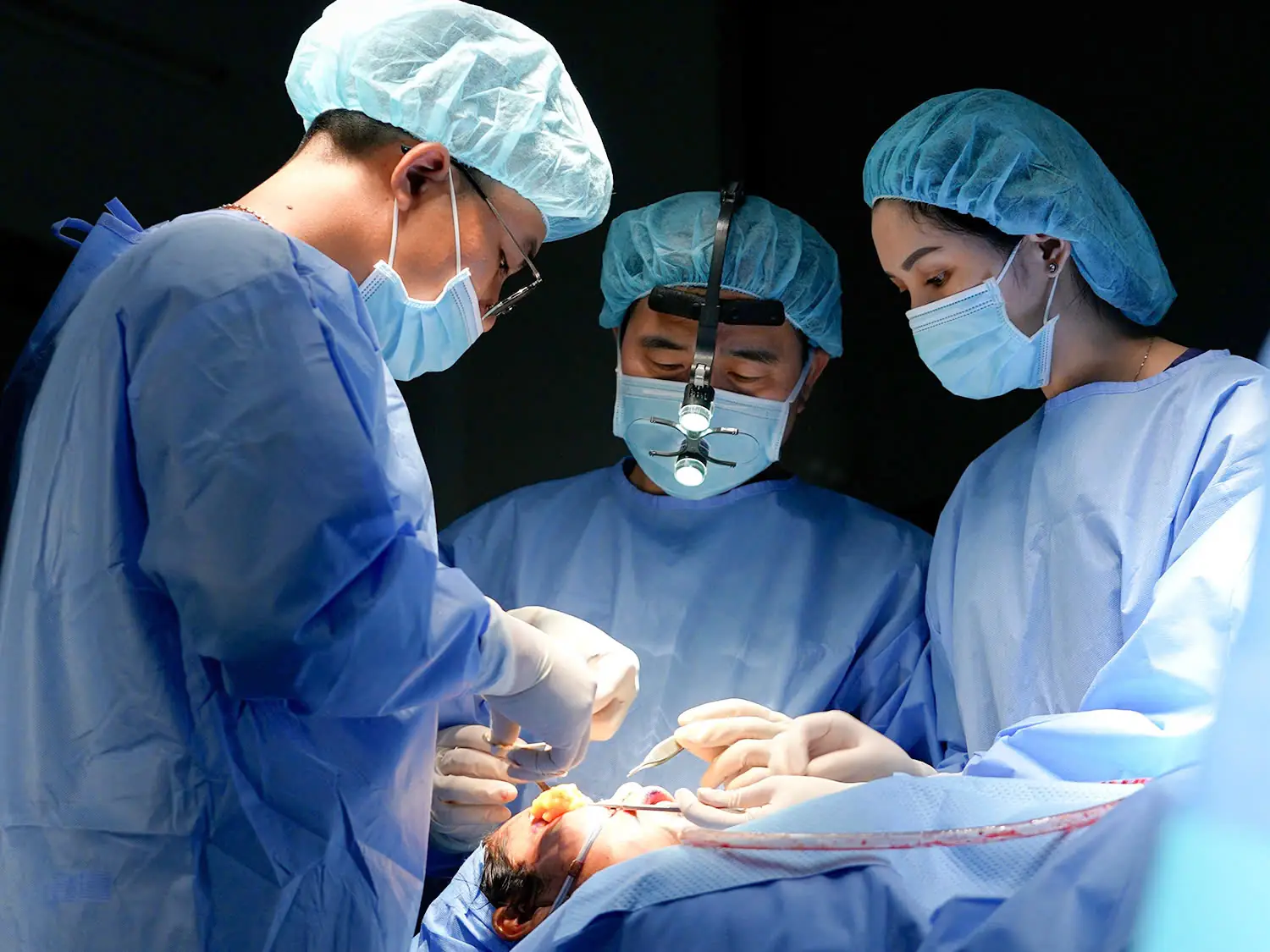 Các bác sĩ thực hiện cấy mỡ cho Lê Thị Yến