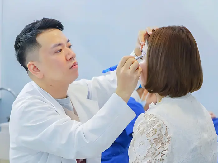 Bác sĩ thăm khám và phác thảo nếp mí mới cho khách hàng
