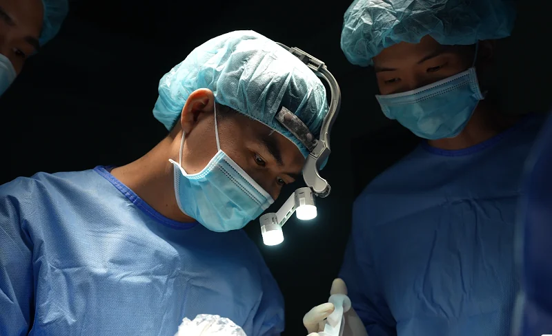 bác sĩ Nguyễn Khắc Hảo đang thực hiện phẫu thuật chỉnh hàm trong phòng vô trùng
