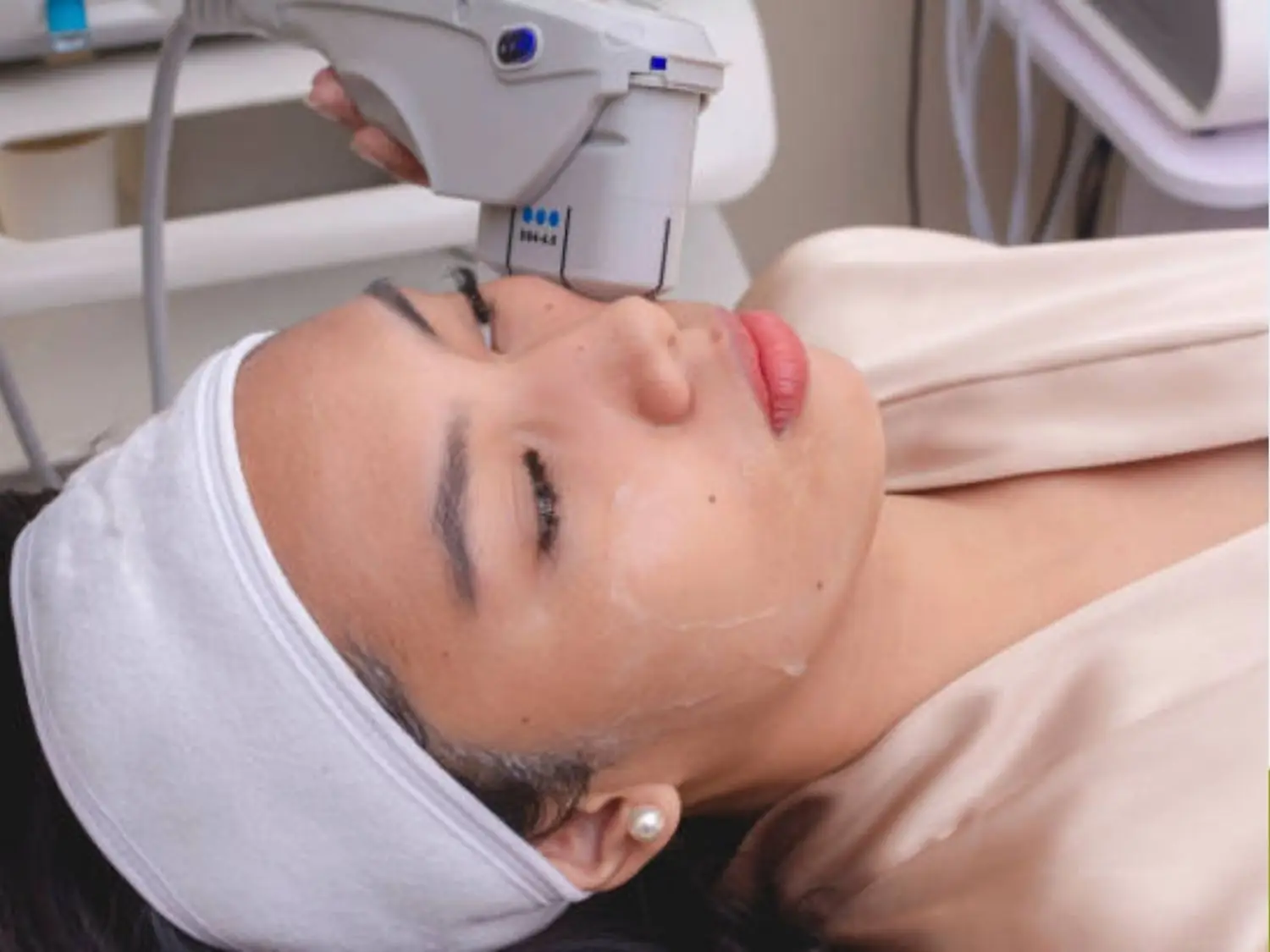 HIFU là công nghệ sử dụng sóng siêu âm hội tụ để truyền năng lượng xuống các lớp mô dưới da nhằm kích thích tái tạo collagen
