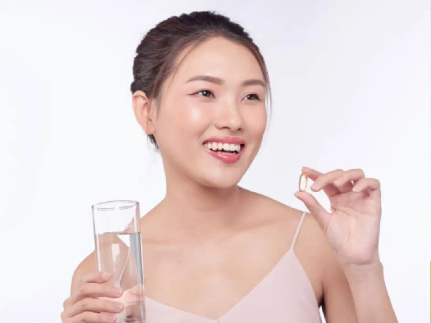 khách hàng Bổ sung Collagen bằng đường uống sau liệu trình hifu