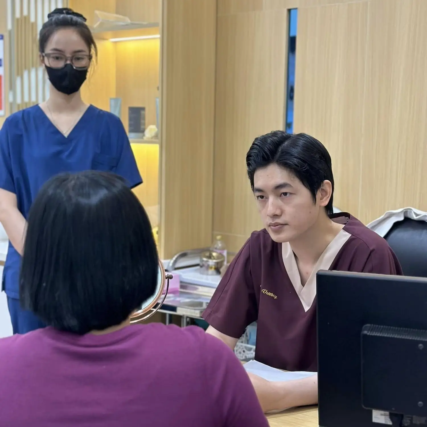 Thăm khám và đánh giá vùng tổn thương cho khách