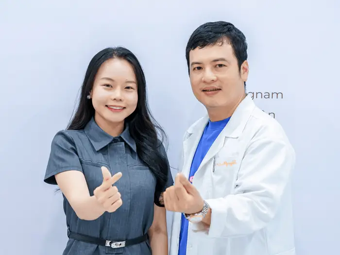 Bác sĩ Chí chụp ảnh cùng khách hàng đến tái khám