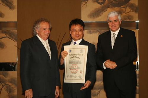 Với tài năng và cống hiến đáng quý Giáo sư Kang Kyoung Jin được giới chuyên môn ghi nhận