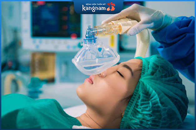 Đội ngũ bác sĩ thực hiện gây mê cho khách hàng