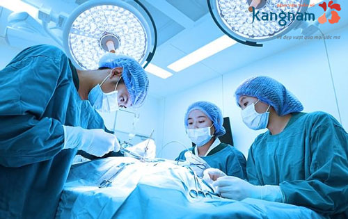 Bác sĩ sẽ tiến hành gây tê, gây mê để khách hàng thoải mái, không đau đớn khi thực hiện xóa nếp nhăn ở cổ