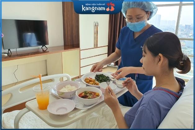 Khách hàng được chăm sóc tận tình tại phòng hậu phẫu BV Kangnam