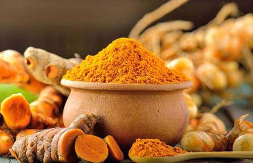 Nghệ tươi chứa lượng lớn chất Curcumin giúp làm mềm sẹo và giảm sắc tố thâm cách trị sẹo mụn tại nhà