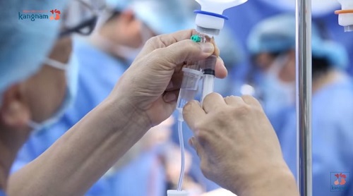 Bác sĩ test phản ứng thuốc và gây mê theo quy trình chuẩn của Bộ Y Tế