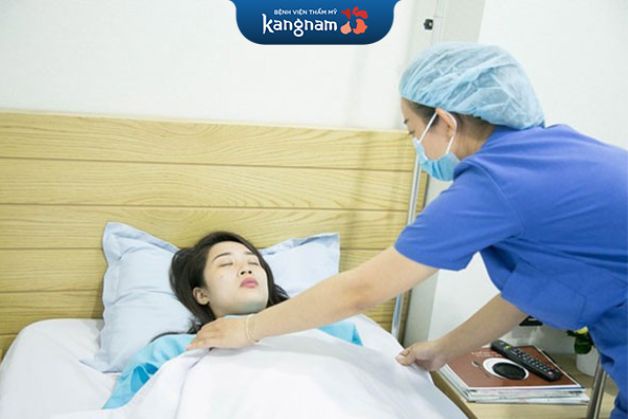 Bác sĩ, điều dưỡng viên chăm sóc và theo dõi tình trạng khách hàng sau đại phẫu thu nhỏ ngực chảy xệ