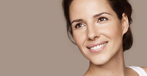 Biểu lộ cảm xúc khiến các mô cơ gây nên các đường hằn, gấp nhăn khi cười có nếp nhăn ở mũi