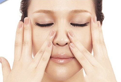 Thực hiện kéo nhẹ 2 đầu ngón tay từ vùng mũi về tai massage xóa rãnh mũi má