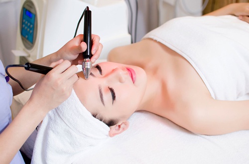 trị mụn thịt ở ngực tại spa